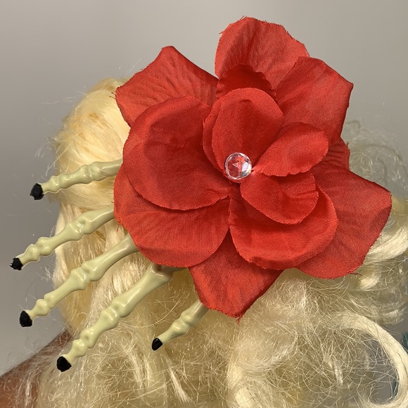 Red rose 🌹 Halloween hair clip creepy hand bones - Picture 9 of 16